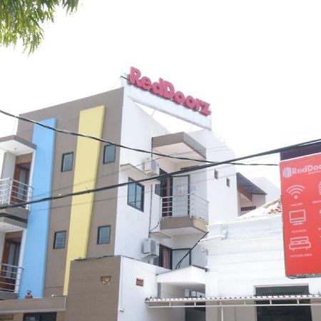 Reddoorz @ Genteng Surabaya Exterior photo