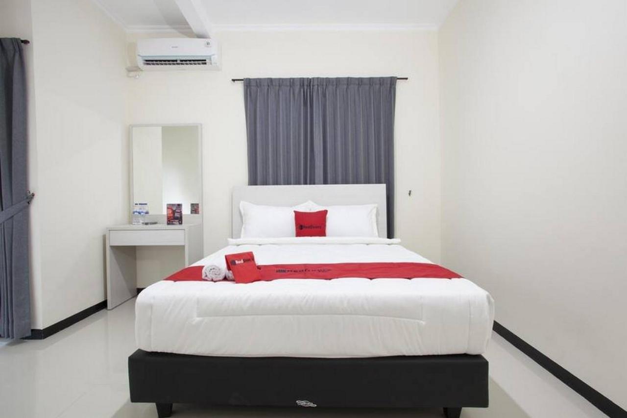 Reddoorz @ Genteng Surabaya Exterior photo