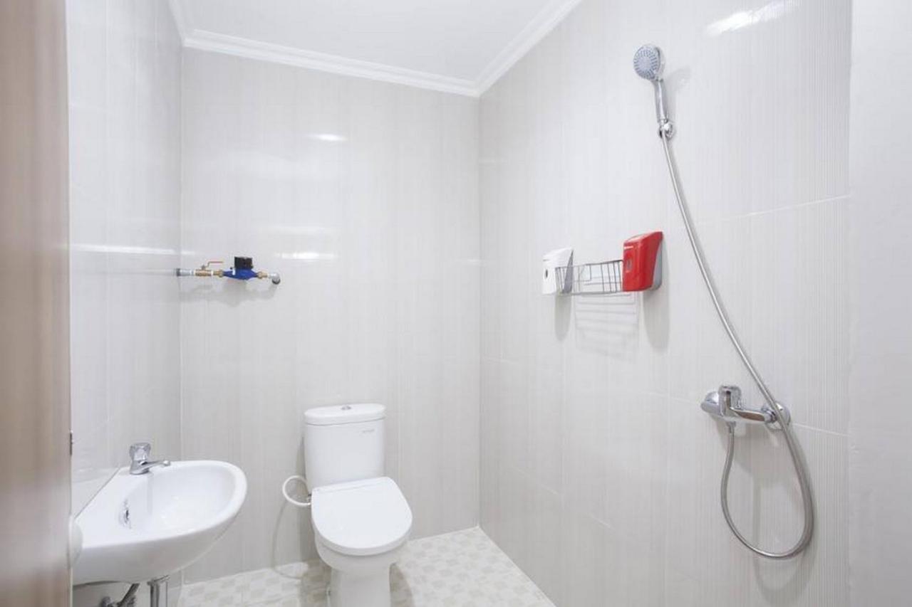 Reddoorz @ Genteng Surabaya Exterior photo